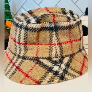 Burberry wool bucket hat medium